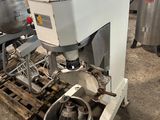 une machine posée sur une palette dans un entrepôt