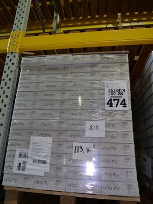 une grande pile de cartons sur une palette dans un entrepôt