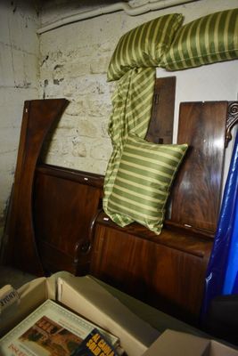 un lit avec un couvre-lit rayé vert et blanc et des oreillers