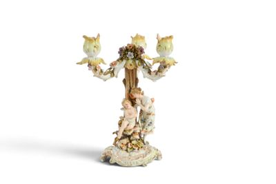une figurine posée sur une table