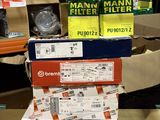 plusieurs cartons de filtres empilés les uns sur les autres dans un magasin