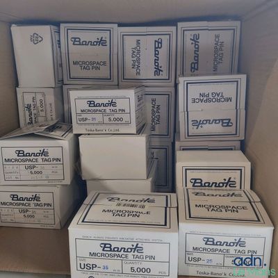 plusieurs boîtes sont empilées les unes sur les autres dans une boîte