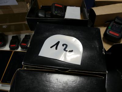 une boîte noire sur laquelle figure un chiffre blanc, posée sur une table