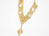 un collier en or sur fond blanc