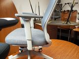 une chaise posée sur une table dans une pièce