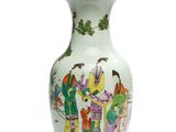 un vase blanc orné d'une peinture représentant des personnes