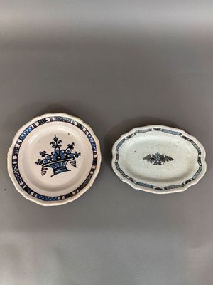 deux assiettes ornées de motifs bleus et blancs, posées sur une table