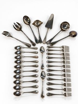 un grand nombre de cuillères et de fourchettes disposées en cercle