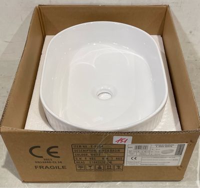 un bol blanc posé dans une boîte posée par terre