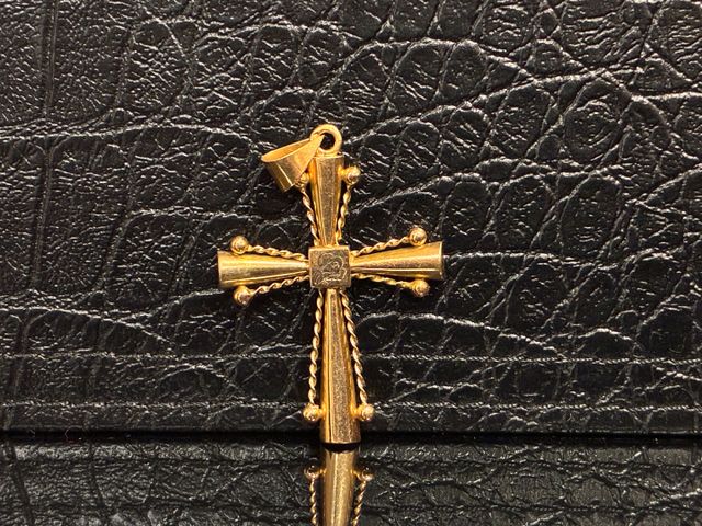 Pendentif croix en or 18 carats 750 millièmes. En règle. Poids br...