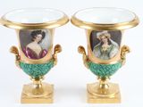 deux vases sur lesquels sont représentées des femmes