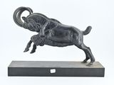 statue d'un bélier sur un socle en marbre, sur fond blanc