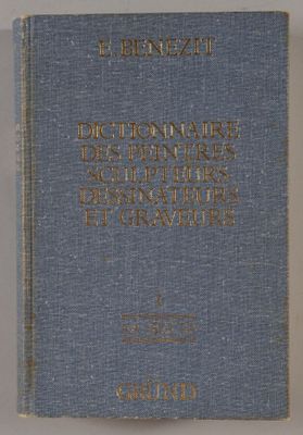 la couverture d'un livre bleu ornée d'une inscription dorée