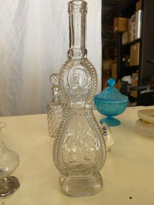 deux vases en verre posés sur une table l'un à côté de l'autre