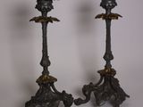 paire de bougeoirs anciens en laiton ornés de fleurs et de feuilles