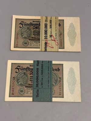 deux anciens billets de banque allemands posés l'un à côté de l'autre sur une table