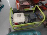 un chariot vert avec un réservoir blanc et un réservoir bleu à côté