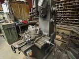 une image représentant une machine dans un atelier où se trouvent de nombreux outils