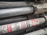 une pile de tuyaux en acier empilés les uns sur les autres