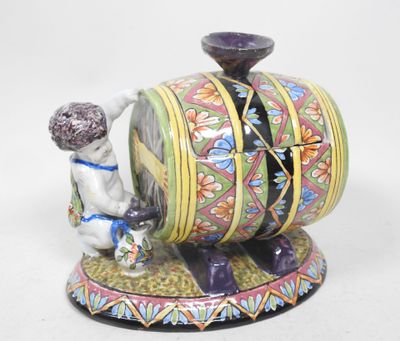 une figurine représentant un homme tenant un vase posé sur une table