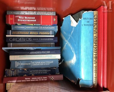 de nombreux livres empilés les uns sur les autres sur une étagère
