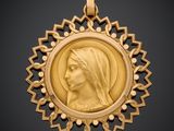 une image représentant une médaille d'or avec le visage d'une femme au centre