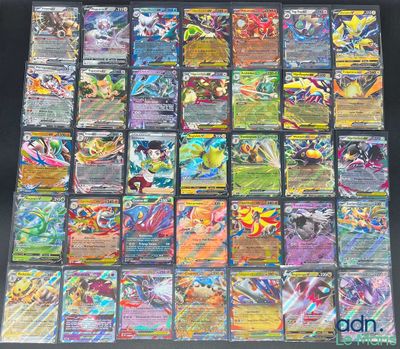 Une importante collection de cartes Pokémon est exposée sur une table.