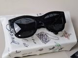 une paire de lunettes de soleil posée sur un oreiller