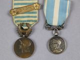 deux médailles et une médaille sont posées sur une table