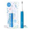 La brosse à dents est bleue et blanche, et il y a un tube de dentifrice à côté.