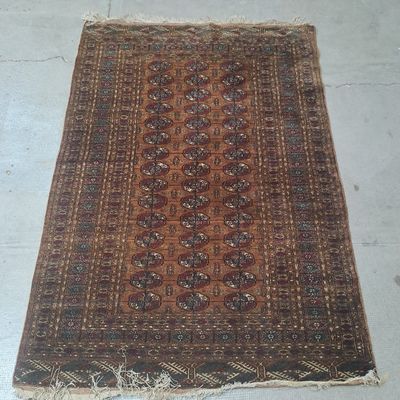 un vieux tapis par terre, très sale