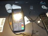 un téléphone portable posé sur une table à côté d'une télécommande