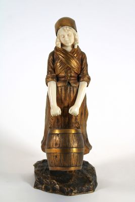 une statue représentant une femme tenant un tonneau de vin