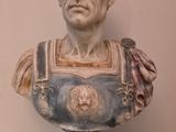 statue représentant le buste d'un homme vêtu d'une robe bleue et blanche