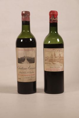 deux bouteilles de vin posées l'une à côté de l'autre sur une surface blanche