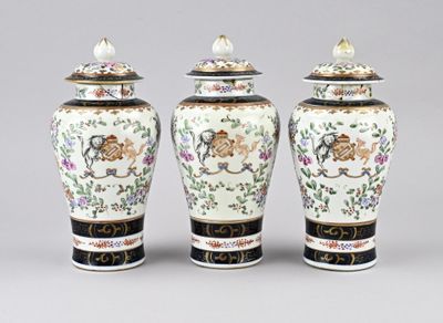 trois vases chinois avec couvercle, décorés d'animaux et de fleurs