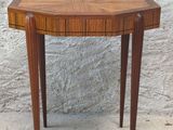 une image d'une petite table avec un plateau en bois