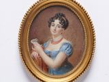 portrait d'une femme en robe bleue tenant un oiseau dans la main