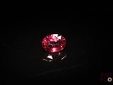 gros plan d'un diamant rose sur une surface noire