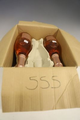 deux bouteilles de vin dans un carton avec une étiquette de prix