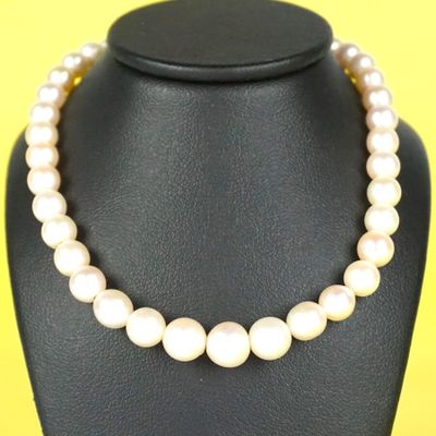 Collier de perles blanches disposées en chute (D.