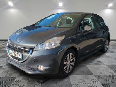 la voiture grise est garée dans le garage sur le sol en damier
