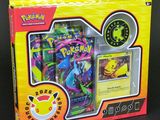 une boîte de cartes Pokémon posée sur une surface noire