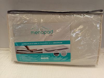 Le protège-matelas Menopad est en polyester et est muni d'une fermeture à glissière.