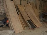 de nombreuses pièces de bois empilées dans une pièce