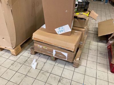 une pile de boîtes sur une palette dans un entrepôt