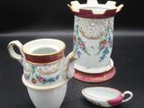deux tasses et une soucoupe sont posées sur une surface noire