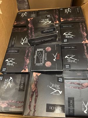 tout un tas de cartons qui sont rangés dans un carton