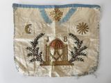 une vieille écharpe maçonnique brodée, ornée d'une croix et d'autres symboles