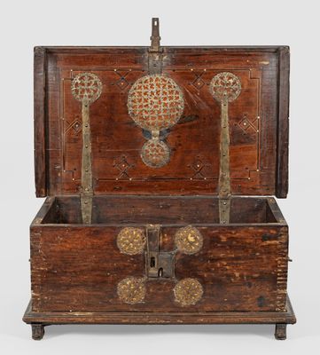 Renaissance-Schatulle Nussbaum und Eisen. Corps de ferme en …